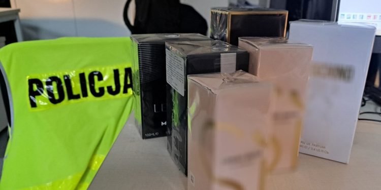 Po wizycie złodziejki zniknęło 8 perfum 1 Fot. KPP Mrągowo