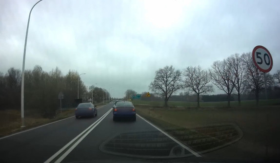 Wyprzedzał na podwójnej ciągłej. Nagranie trafiło do policyjnej skrzynki 1 Fot. KPP Ełk