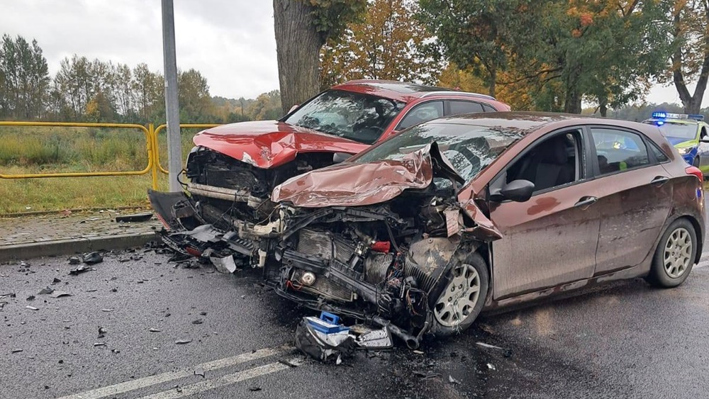 Czołowe zderzenie aut. Ranne są trzy osoby 2 zdj. KPP w Wegorzewie wypadek