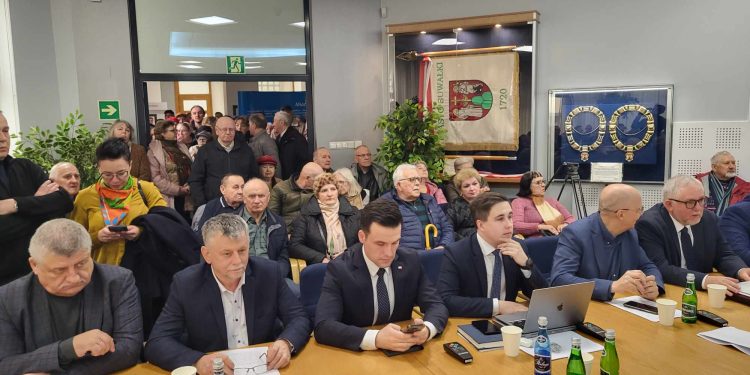 Radni PiS przeciwni decyzji wojewody ws. uchwały dot. imigrantów 1 26 03 protest przeciwko Centrum Integracji Cudzoziemcow 13