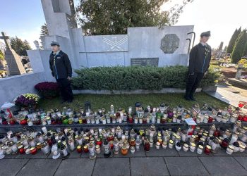 Tłumnie na nekropoliach 8 Uroczystość Wszystkich Świętych