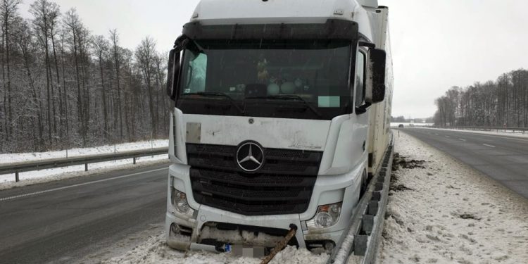 Kierowca pojazdu ciężarowego uderzył w barierki 1 zdj. KPP w Ełku