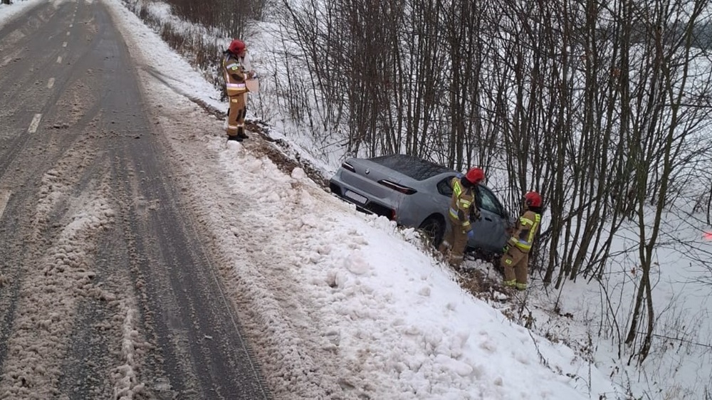 Trudne warunki na trasach w regionie. Policjanci apelują o ostrożność 3 zadj. KPPSP w Olecku