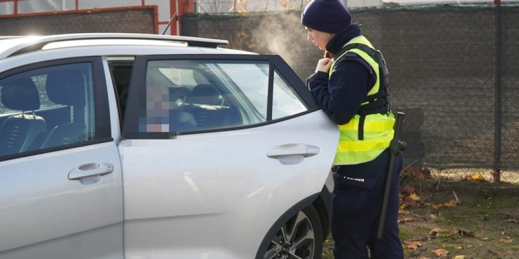 Kierowca stracił przytomność w trakcie jazdy. Z pomocą ruszyli policjanci 1 zdj. KPP w Ełku