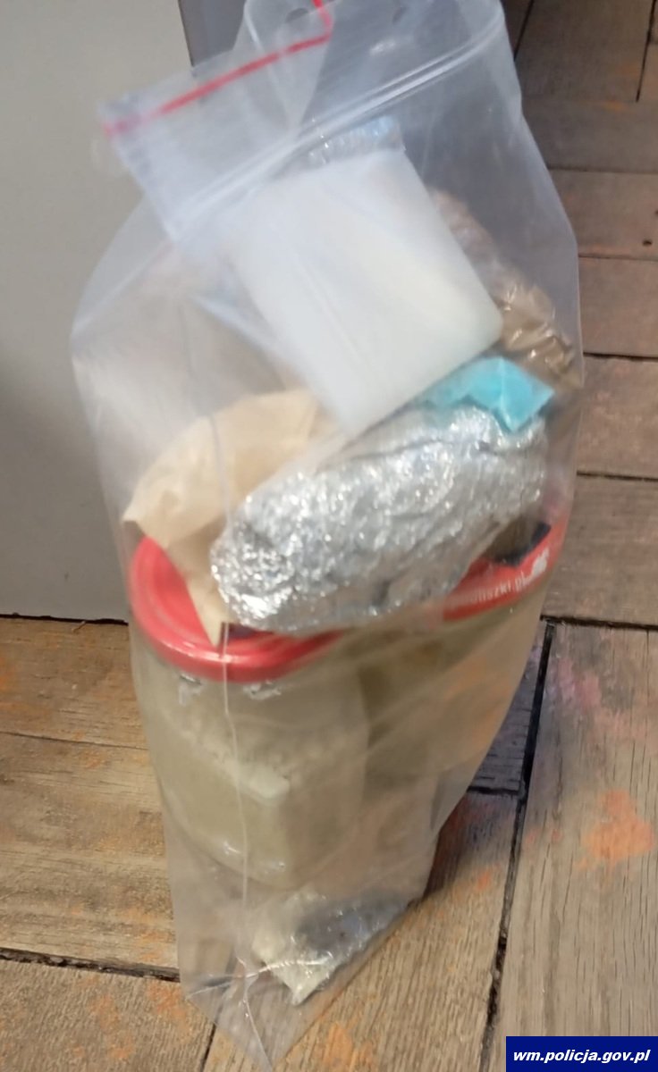5 kilogramów narkotyków w mieszkaniu. Aresztowano 40-latka 5 zdj. KPP w Gizycku 2