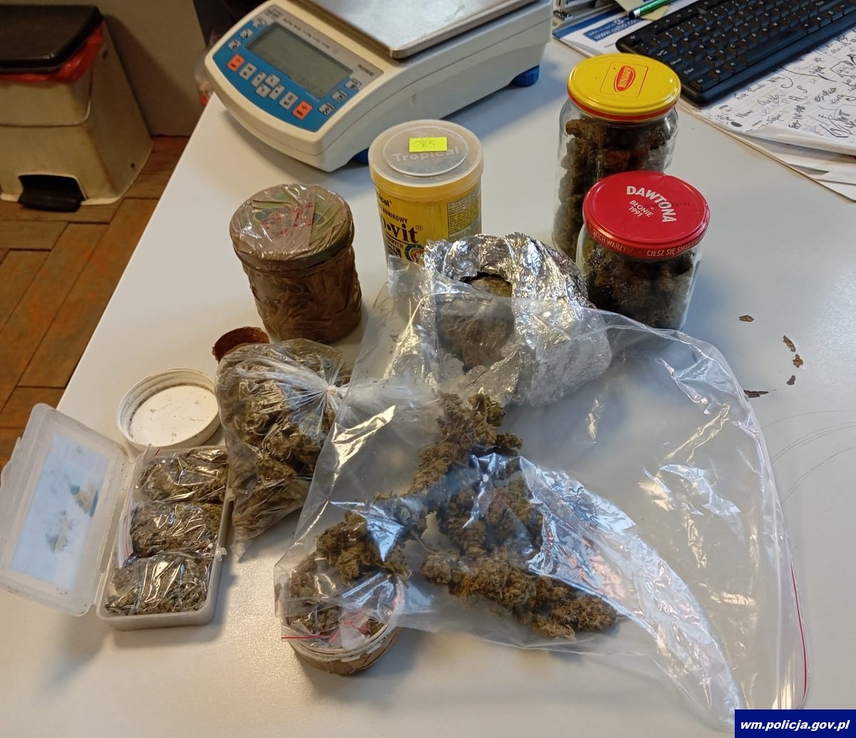 5 kilogramów narkotyków w mieszkaniu. Aresztowano 40-latka 3 zdj. KPP w Gizycku 3
