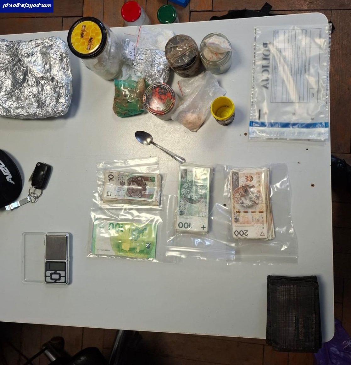 5 kilogramów narkotyków w mieszkaniu. Aresztowano 40-latka 4 zdj. KPP w Gizycku 5