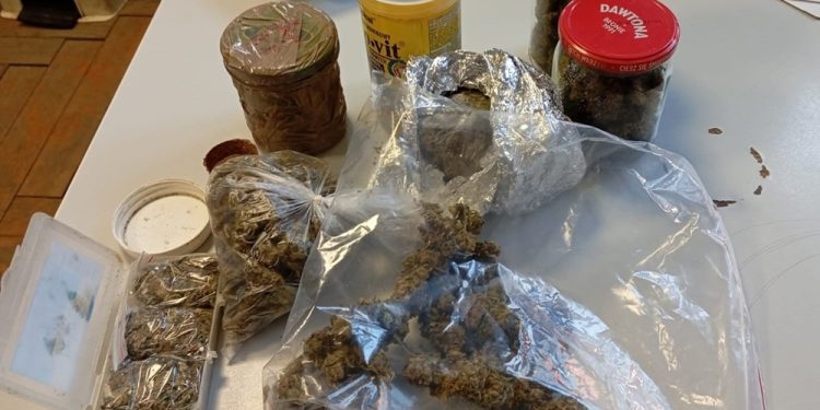 5 kilogramów narkotyków w mieszkaniu. Aresztowano 40-latka 1 zdj. KPP w Giżycku