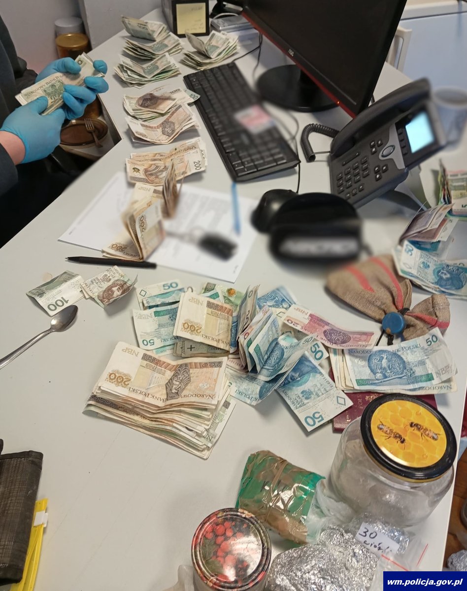 5 kilogramów narkotyków w mieszkaniu. Aresztowano 40-latka 6 zdj. KPP w Gizycku