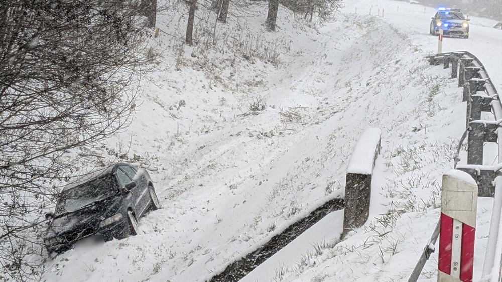 Trudne warunki na trasach w regionie. Policjanci apelują o ostrożność 2 zdj. KPP w Goldapi 1