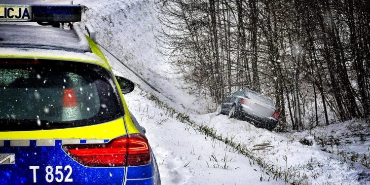 Trudne warunki na trasach w regionie. Policjanci apelują o ostrożność 1 zdj. KPP w Gołdapi