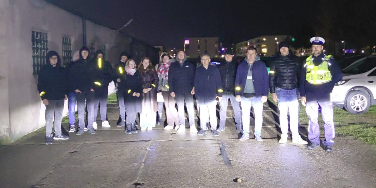 Odblaskowy eksperyment w Suwałkach 1 źródło: KMP Suwałki