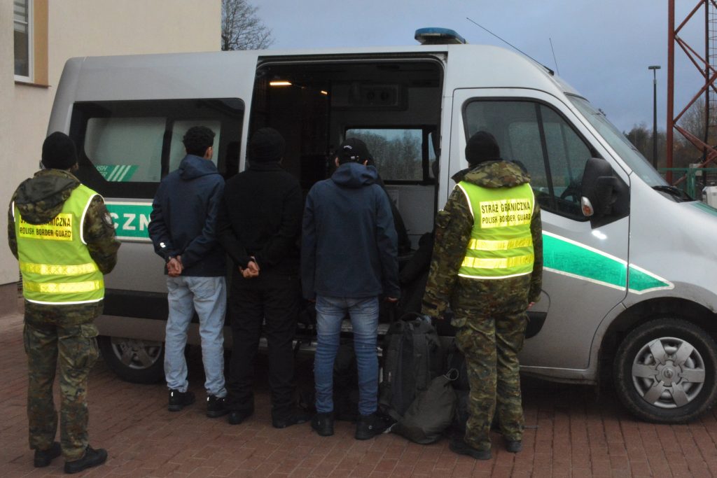 Nielegalne przekroczenia granicy i podrobione dokumenty 3 15 337849