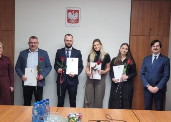 Czterech suwalskich pedagogów z awansem zawodowym 2 źródło: UM Suwłki