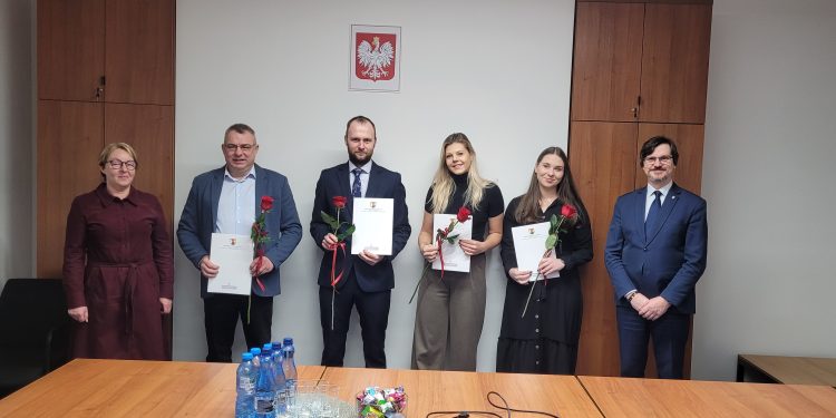 Czterech suwalskich pedagogów z awansem zawodowym 1 źródło: UM Suwłki