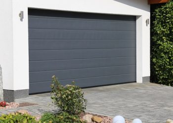 Ciemna brama segmentowa o minimalistycznym designie