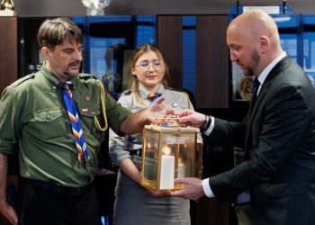 Betlejemskie Światełko Pokoju dotarło do urzędu marszałkowskiego 4 UMWP