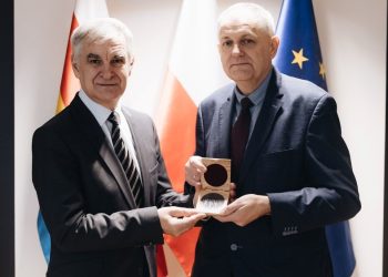 Bogdan Dyjuk z pamiątkowym medalem 80. rocznicy Obławy Augustowskiej. 3 UMWP