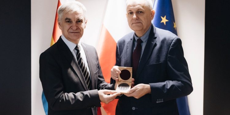 Bogdan Dyjuk z pamiątkowym medalem 80. rocznicy Obławy Augustowskiej. 1 UMWP