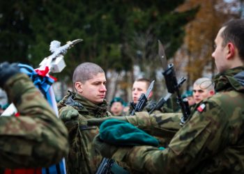 Przysięga żołnierzy 14. Pułku Przeciwpancernego w Suwałkach 3 źródło: 14 Suwalski Pułk Przeciwpancerny