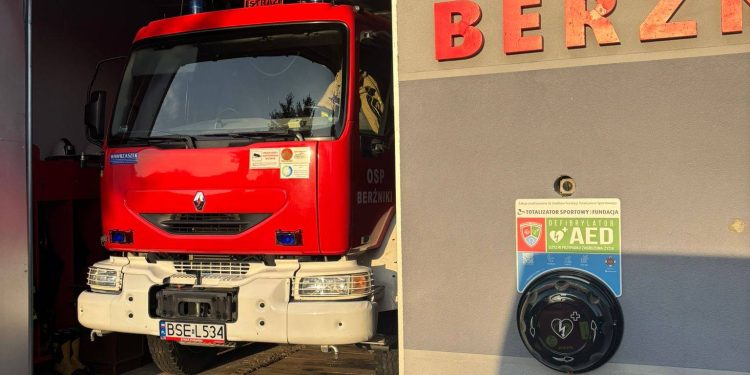 Defibrylator AED na ścianie remizy OSP w Berżnikach 1 600075154 879998934683071 8212249396130224555 n
