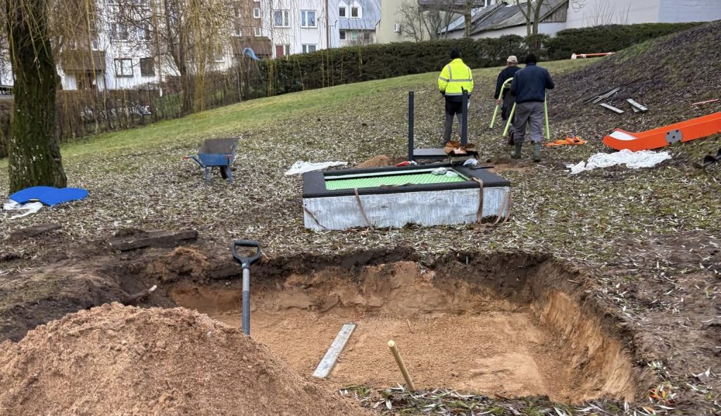 Modernizacja placu zabaw w Sejnach. Ruszyły prace 5 600281029 122172541112433344 3770618242030403670 n e1765537709435