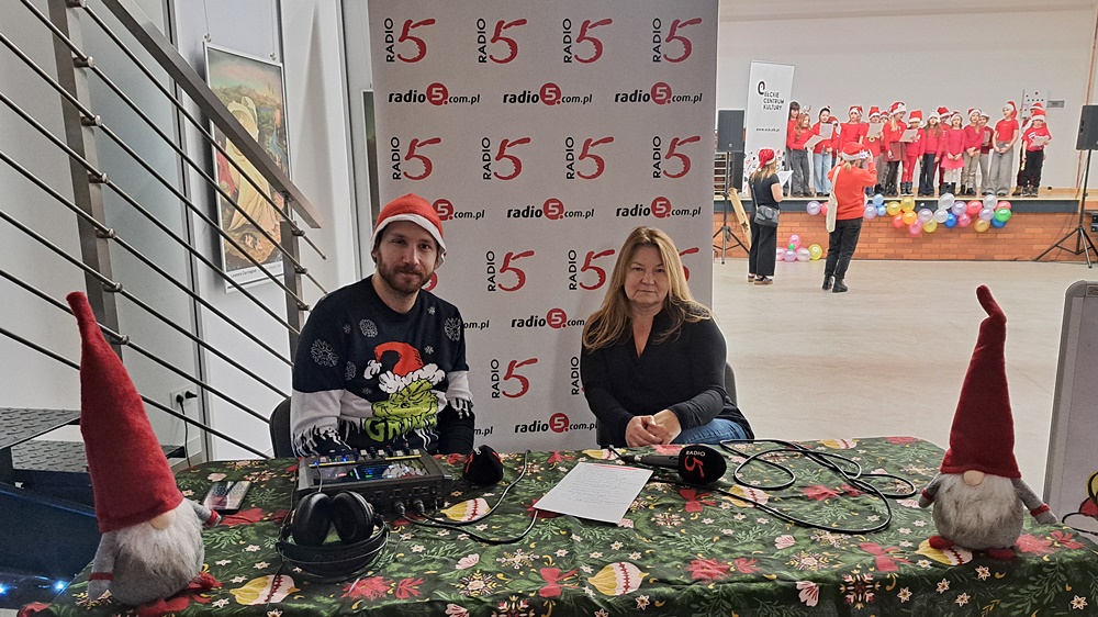 Ruszył Mikołajkowy Autobus Radia 5 3 Mikolajkowy Autobus Radia 5 2025 Iwona Adeszko dyr Miejskiej Biblioteki Publicznej