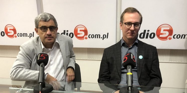 44. rocznica wprowadzenia stanu wojennego. "Był to chirurgiczny cios, wymierzony w Solidarność" 1 Rafał Żytyniec, dyrektor Muzeum Historycznego w Ełku i Jakub Knyżewski z MHE