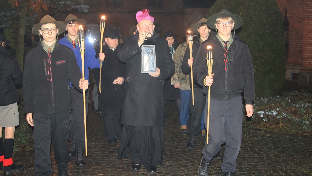 Światło z Groty Narodzenia Pańskiego dotarło do Ełku 9 a g 1