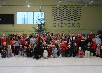 Dzieci świetnie się bawiły na lodowisku 7 a g