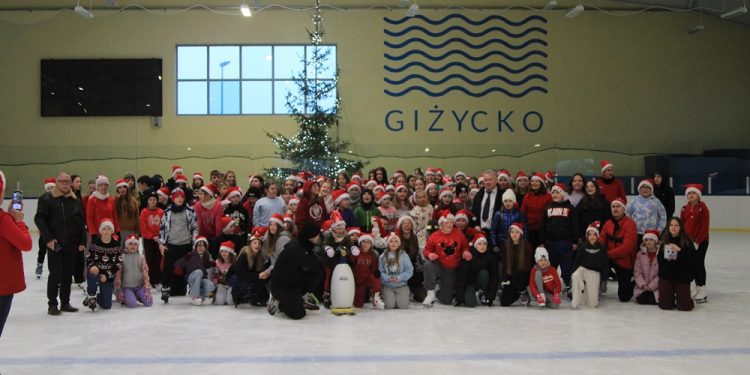 Dzieci świetnie się bawiły na lodowisku 1 a g