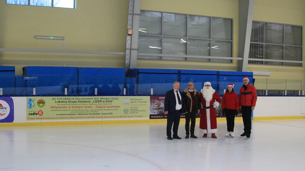 Dzieci świetnie się bawiły na lodowisku 2 a1