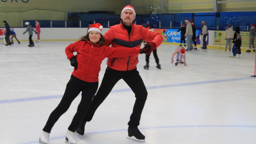 Dzieci świetnie się bawiły na lodowisku 12 a11