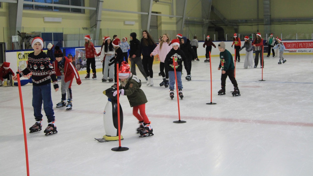 Dzieci świetnie się bawiły na lodowisku 13 a12