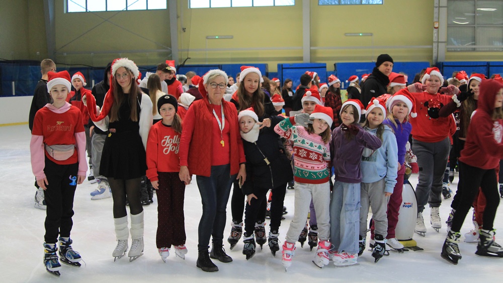 Dzieci świetnie się bawiły na lodowisku 14 a13