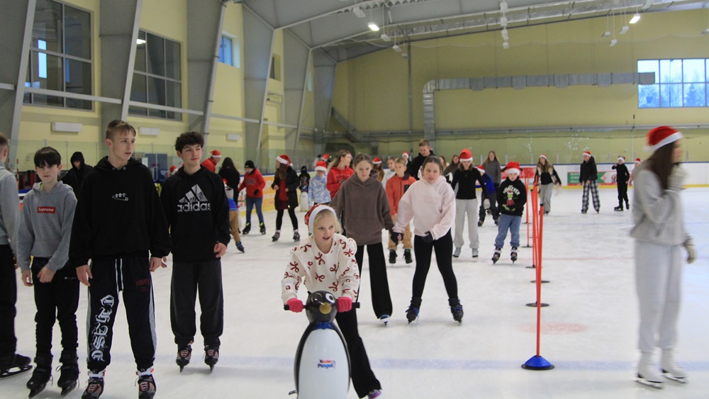Dzieci świetnie się bawiły na lodowisku 17 a16