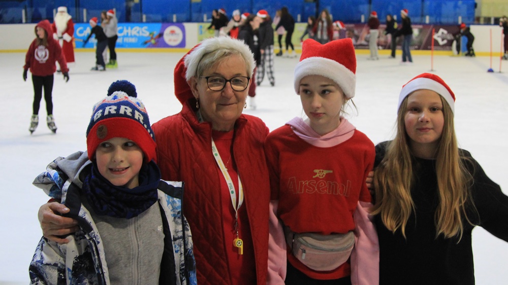 Dzieci świetnie się bawiły na lodowisku 18 a17