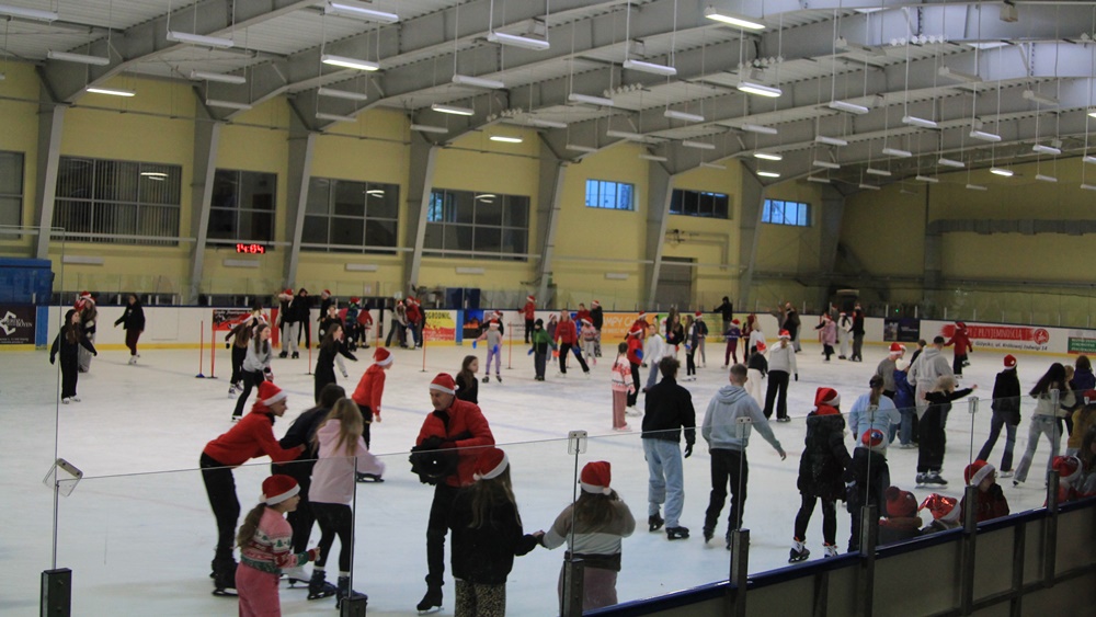 Dzieci świetnie się bawiły na lodowisku 19 a18