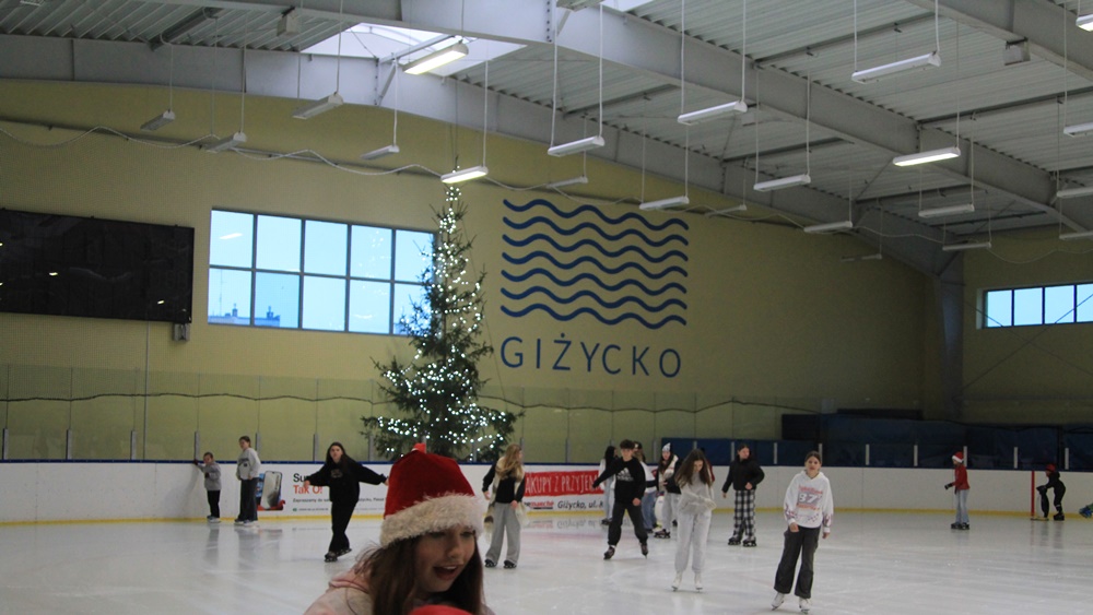 Dzieci świetnie się bawiły na lodowisku 3 a2
