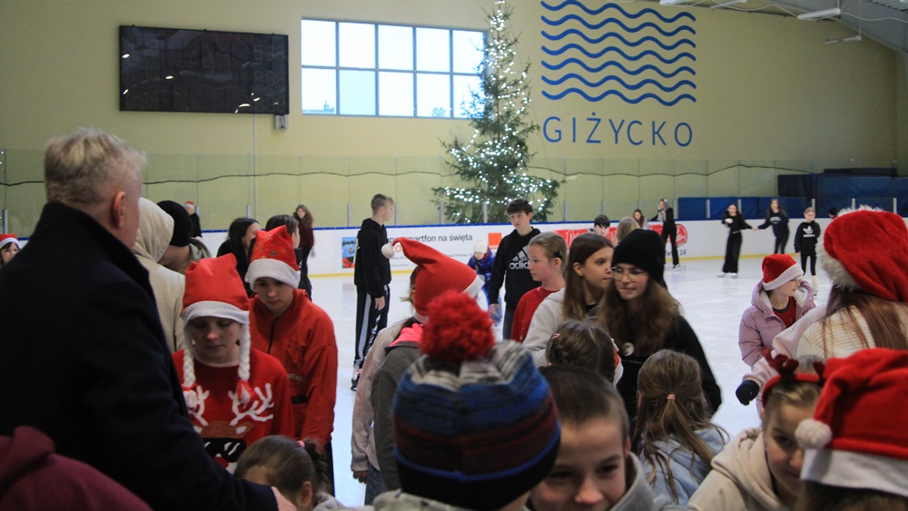 Dzieci świetnie się bawiły na lodowisku 4 a3