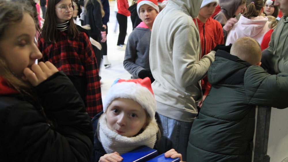 Dzieci świetnie się bawiły na lodowisku 5 a4