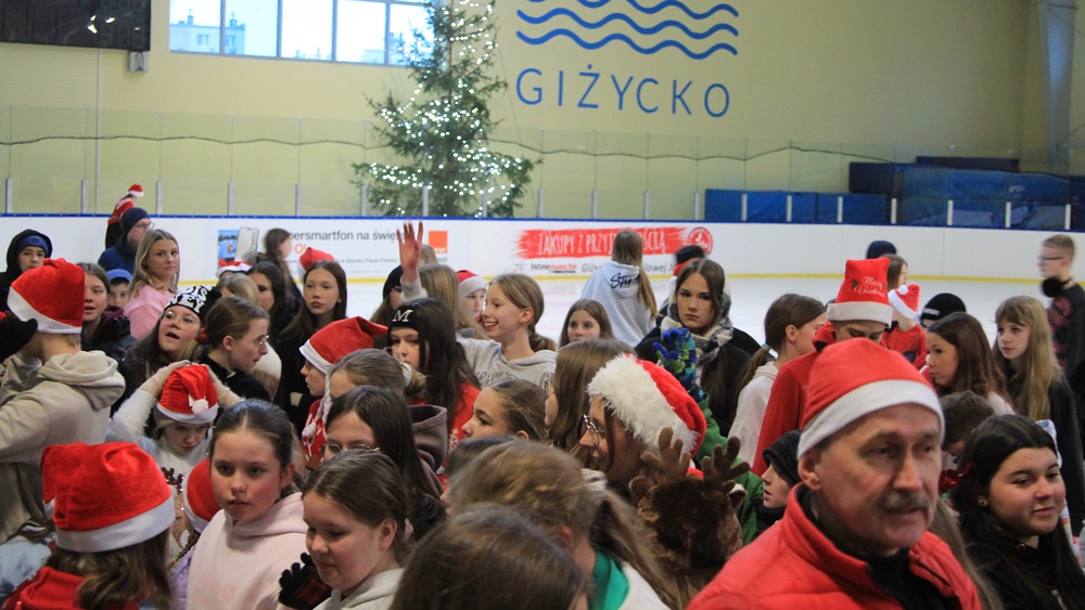 Dzieci świetnie się bawiły na lodowisku 6 a5