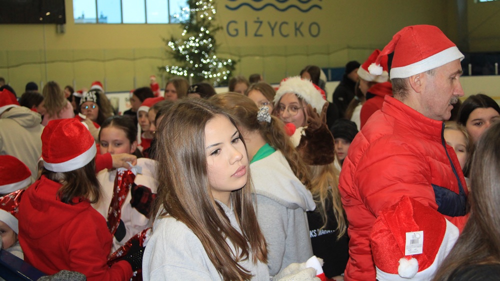 Dzieci świetnie się bawiły na lodowisku 7 a6