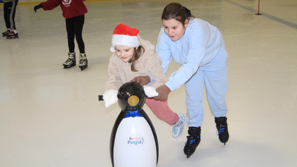 Dzieci świetnie się bawiły na lodowisku 8 a7