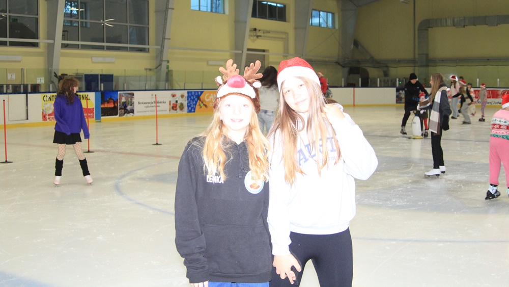 Dzieci świetnie się bawiły na lodowisku 9 a8