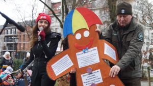 Choinka w parku już ozdobiona! 29 choinko035