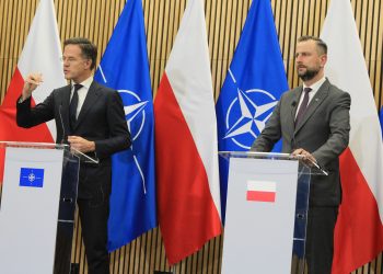 Sekretarz generalny NATO odwiedził żołnierzy w Bemowie Piskim 6 (Z lewej) Sekretarz generalny NATO Mark Rutte i wicepremier Władysław Kosiniak-Kamysz