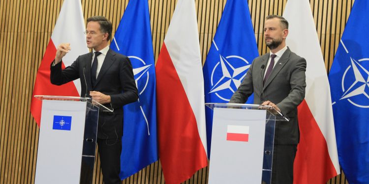 Sekretarz generalny NATO odwiedził żołnierzy w Bemowie Piskim 1 (Z lewej) Sekretarz generalny NATO Mark Rutte i wicepremier Władysław Kosiniak-Kamysz