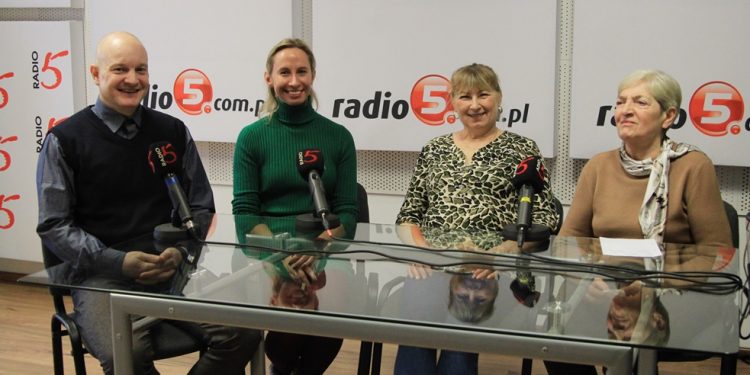 Prezenty dostarczone, dzieci nie kryły radości 1 Fot. Radio 5