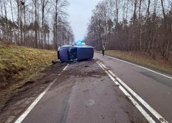 Groźne dachowanie na krajowej 59 2 zdj. KPP w Giżycku
